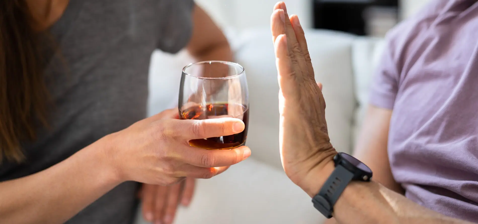 Как вывести человека из запоя в домашних условиях: стратегия, риски и грамотные действия